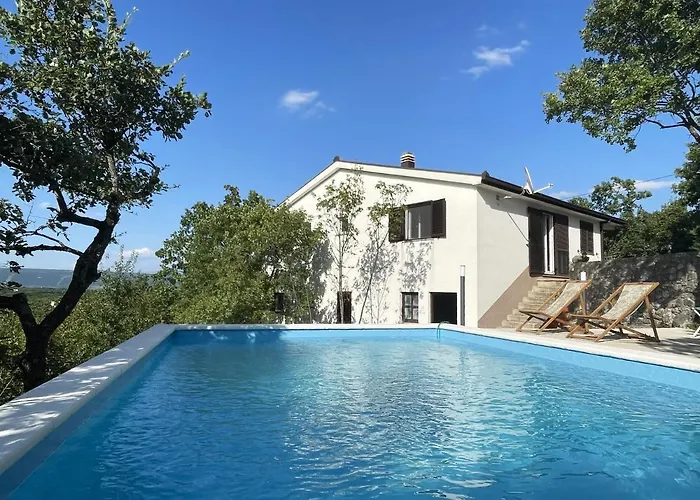 펜션 Welcoming House In Poljica With Private Pool