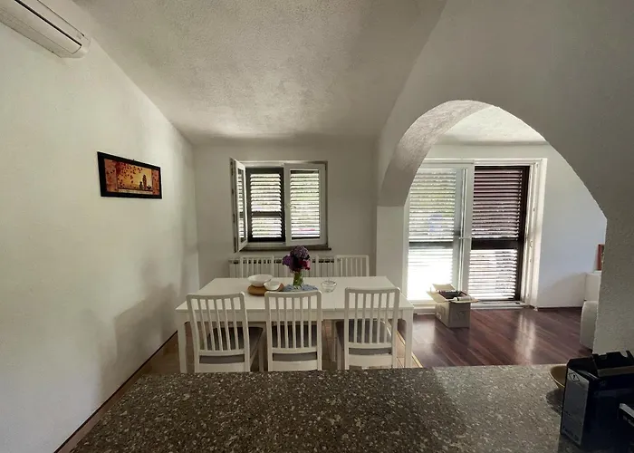 펜션 Welcoming House In Poljica With Private Pool *